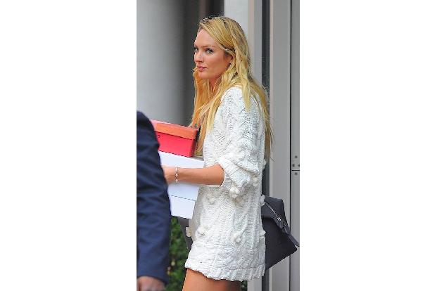 ...bemühte sich, zwischen all den Terminen noch ein paar Weihnachtseinkäufe zu erledigen. Auch, wenn die schöne Blondine...