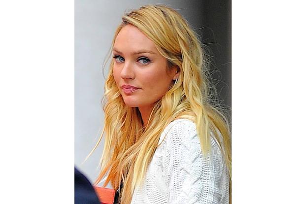 ...dabei nicht gerade einen erfreuten Eindruck machte. Tja, ein Leben als Vorzeige-Model bei Victoria's Secret kann mitunter...