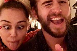 Miley Cyrus streckt wie gewohnt die Zunge raus