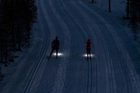 Bei Nacht geht es für die Langlaufläufer auf die 90 Kilometer lange Strecke
