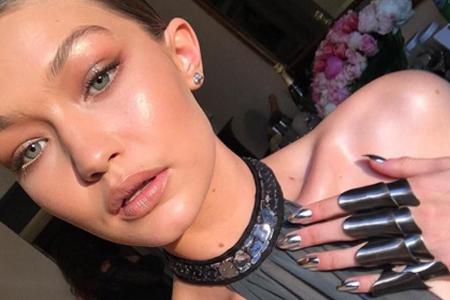Gigi Hadid trug Chrome Nails schon im vergangenen Jahr auf der Met Gala