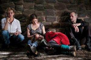 "Tatort: Kälter als der Tod": Anna Janneke (Margarita Broich), Miranda Kador (Emily Cox), Jule Sanders (Charleen Deetz) und ...