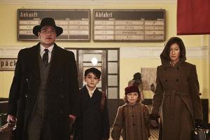 "Landgericht - Geschichte einer Familie (1)": Richard (Ronald Zehrfeld) und Claire Kornitzer (Johanna Wokalek) sind entschlo...