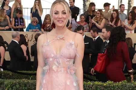 Zart wie eine Fee: Kaley Cuoco in Marchesa