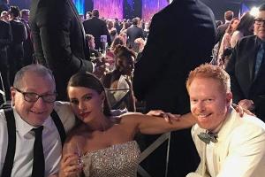 Sofia Vergara posiert mit Serien-Ehemann Ed O'Neill (l.) und "Stiefsohn" Jesse Tyler Ferguson