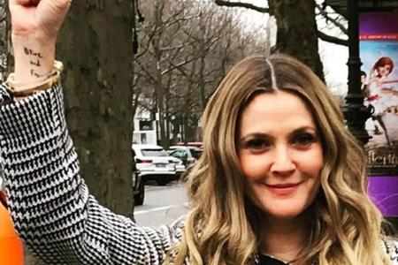 Drew Barrymore reißt ihre Faust für mehr Gleichberechtigung der Frauen in die Höhe