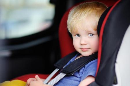 Kinder müssen während einer Autofahrt gut gesichert sein