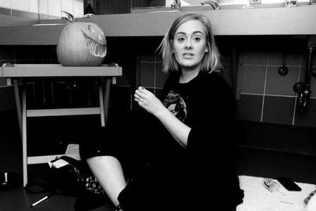 Kaum ein Star hat sich 2016 so natürlich präsentiert wie Adele. So zeigte sie sich ihren Fans etwa ungeschminkt und im Schla...