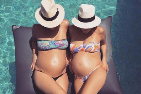 Doppelt schwanger: So schön posierte Bar Refaeli während ihrer Schwangerschaft mit einer Freundin im Pool.