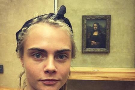 Cara Delevingne stattete dieses Jahr der Mona Lisa einen Besuch in Paris ab - und erfreute ihre Fans mit diesem Selfie.