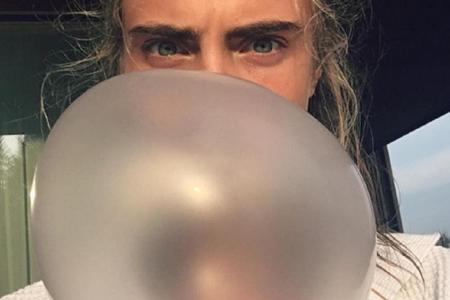 Huch? Was ist denn das? Model Cara Delevingne (24) zeigt sich mit Riesen-Kaugummiblase.