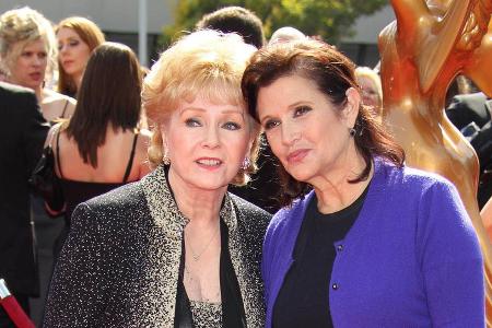 Debbie Reynolds (li.) und Tochter Carrie Fisher 2011 bei einer Preisverleihung