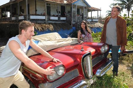 Niels Weber (Benedikt Blaskovic, l.), Victor Burger (Sascha Hehn) und Annabelle (Giselle Gonzales Lopez) freuen sich: Per Zu...