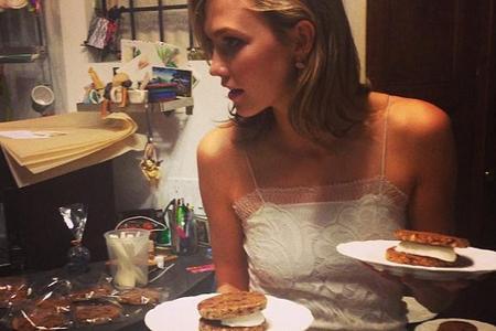 Karlie Kloss liebt Kekse! Als Dessert dürfen es deswegen schon mal zwei Cookies und eine Kugel Eis sein
