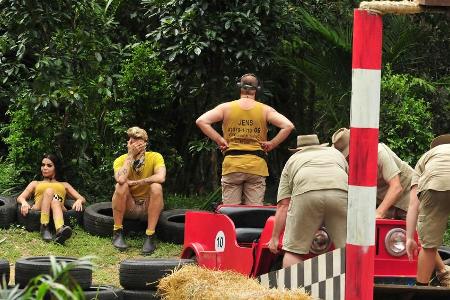 Fehlschlag: Kader Loth, Florian Wess (Mitte) und Mallorca-Jens haben den Karren in den Dreck gefahren