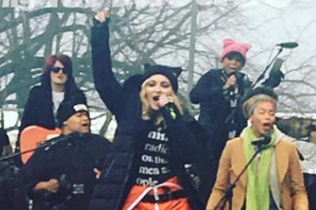 Amy Schumer war ebenfalls vor Ort - und knipste Madonna bei ihrer Rede