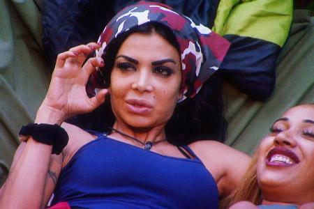 Kader Loth (l.) und Sarah Joelle Jahnel in der Hängematte