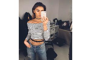 Sexy Einblick: Stefanie Giesinger lässt ihre Netzstrumpfhose hervorblitzen