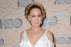 Weißes Kleid und eine auffällige Hochsteckfrisur: Sarah Jessica Parker erinnerte bei den Golden Globes an Prinzessin Leia