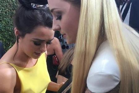 Sophie Turner (r.) steht ihre Freundin Maisie Williams tatkräftig zur Seite