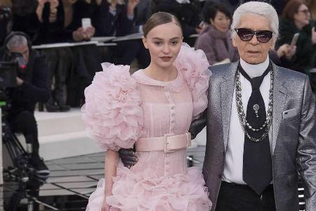 Lily-Rose Depp mit Karl Lagerfeld bei der Paris Fashion Week