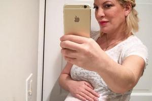 So stolz präsentiert Tori Spelling ihren Fans ihren Babybauch