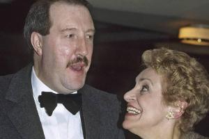 Gorden Kaye neben seiner ebenfalls verstorbenen Schauspielkollegin Carmen Silvera bei den BAFTA Awards