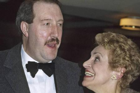 Gorden Kaye neben seiner ebenfalls verstorbenen Schauspielkollegin Carmen Silvera bei den BAFTA Awards