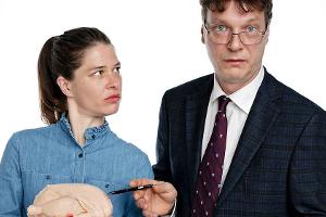 In der ersten Folge bekommen es Carla Temme (Meike Droste) und ihr Chef (Martin Brambach) mit Tiefkühl-Hähnchen zu tun