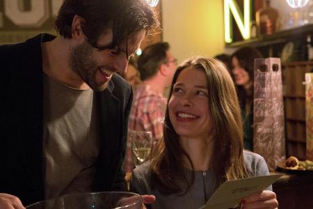 Carla (Meike Droste) ist angetan von dem Schweden Mikael (Richard Ulfsäter)