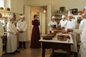 "Das Sacher. In bester Gesellschaft": Anna Sacher (Ursula Strauss) hat das Küchenpersonal fest im Griff - die berühmte Sache...