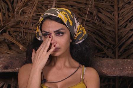 Sichtlich fertig denkt Kader Loth über ihren Auszug aus dem Dschungelcamp nach