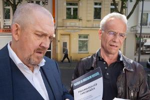 "Tatort: Wacht am Rhein": Max Ballauf (Klaus J. Behrendt, r.) und Freddy Schenk (Dietmar Bär) lesen, was auf den Flugblätter...