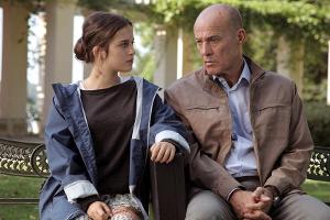 Yasmin (Maya Lauterbach) erfährt von Frank Henning (Heiner Lauterbach), warum er sich mit gefälschten Papieren als Privatleh...