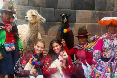 Sara Sampaio kuschelt mit Alpakas