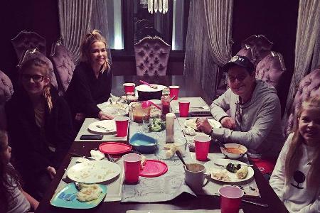 Sieht tatsächlich nach heiler Familie aus: Charlie Sheen, Denise Richards und ihre Kinder beim gemeinsamen Essen