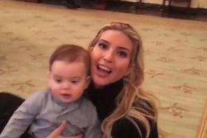 Ivanka Trump tollt mit ihrem Theodore im Weißen Haus
