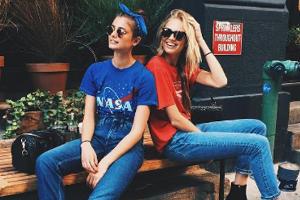 Im Alltag trägt "Victoria's Secret"-Model Taylor Hill (l.) gerne Blue Jeans