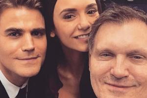 Kevin Williamson (r.) mit Nina Dobrev und Paul Wesley am Set von "Vampire Diaries"