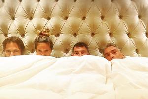 Heidi schmust mit ihren Jury-Kollegen