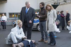 "Der Staatsanwalt: Sabrinas letzter Flug": Bernd Reuther (Rainer Hunold, 2.v.l.) und seine Kollegen am Tatort