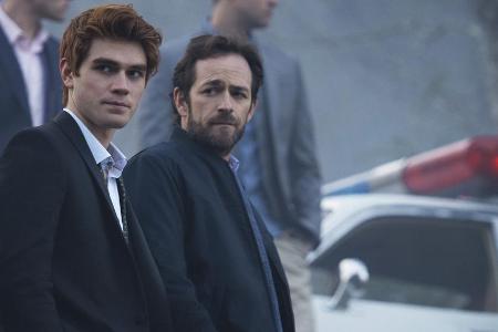 Luke Perry (r.) alias Fred Andrews mit seinem Serien-Sohn K.J. Apa alias Archie Andrews