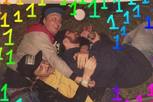 Mit diesem Foto freute sich das Trio der Antilopen Gang auf Facebook über ihre Chartplatzierung