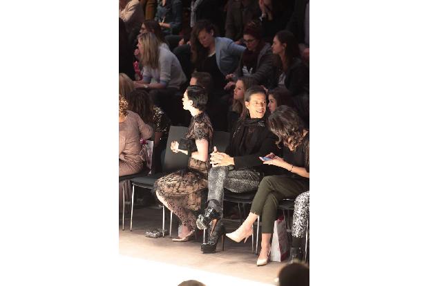 ...schnellstmöglich den ihr zugewiesenen Platz ein - selbstverständlich in der Front Row. Glücklicherweise durfte sie bald f...