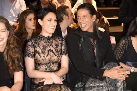 ...ihr Sitznachbar eine durchaus gesprächige Persönlichkeit ist: Jorge Gonzalez. Der 