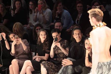 ...bei all den Models auf dem Runway konnte es nicht einmal Rumer Willis lassen, einige Fotos mit ihrem Smartphone zu schieß...