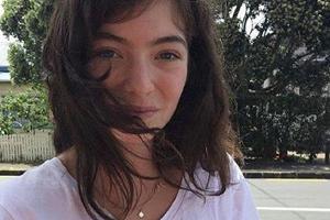 Lorde und ihr junges Patenkind namens Oscar Robin