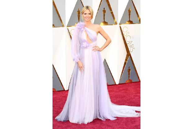 ...spaltete sie mit dieser Robe bei den Academy Awards die Gemüter. Einige feierten die Model-Mama für ihre Extravaganz, Kri...