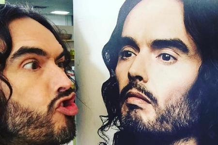 Russell Brand kann auch Witze über sich selbst machen