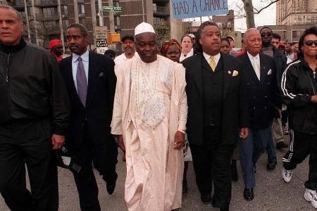 An vorderster Front marschiert Belafonte auf einer Demonstration, um für Gerechtigkeit für den von vier Polizisten erschosse...